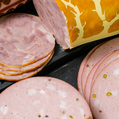 נקניקים מבושלים